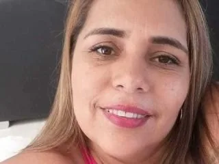 BigtandHotsx, 44yo cam performer