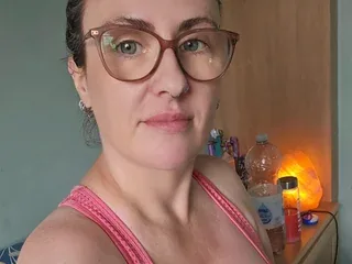 BritishBellaxx, 40yo cam performer