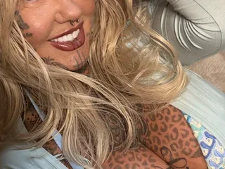 CandyApplesxXx, 50yo cam performer