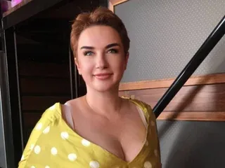 Ellarooss, 40yo cam performer
