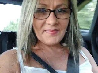 IrishMilfRoxie34dd, 50yo cam performer