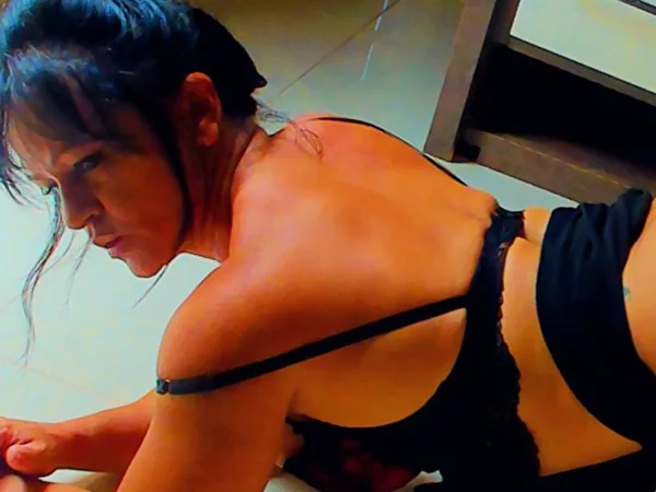 Island, 41yo cam performer