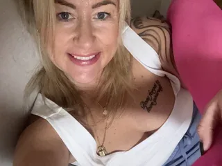 LittleMissSweetLips, 40yo cam performer