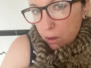 MissAlicex, 40yo cam performer