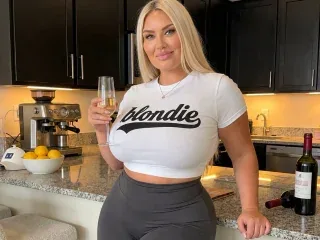 MollySwedeXO, 40yo cam performer