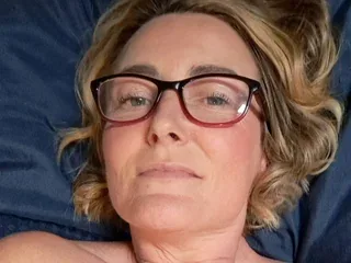 MsGee, 50yo cam performer