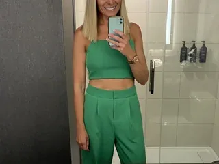 RebeccaXoXo, 45yo cam performer