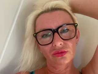 SiennaLush, 50yo cam performer