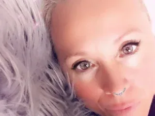 Siennavio, 45yo cam performer
